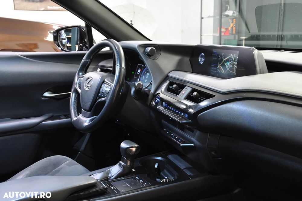 Lexus UX 250h FWD Executive - 10