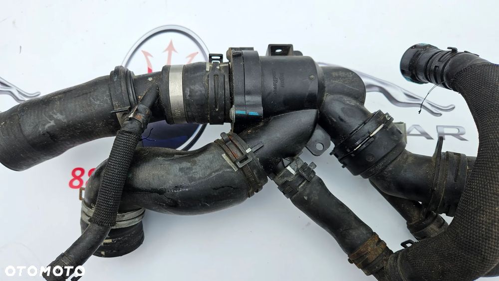 Jaguar XJ 351 2010-2015  3.0 SC 306PS 340 KM 5.0 508PN 385 KM 5.0 SC 510KM 508PS Termostat Króciec termostatu Przewód wody Rurka Obudowa termostatu 8W93-8A587-AG DX23-9A587-AA - 18