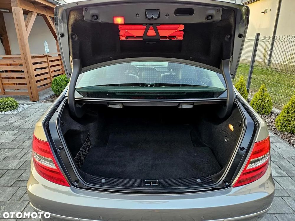 Mercedes-Benz Klasa C 180 BlueEFFICIENCY Avantgarde - 27