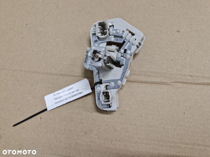 VOLKSWAGEN PASSAT CC WKŁAD LAMPY W KLAPĘ PRAWY TYŁ TYLNY ORYGINAŁ 3C8945258A - 1