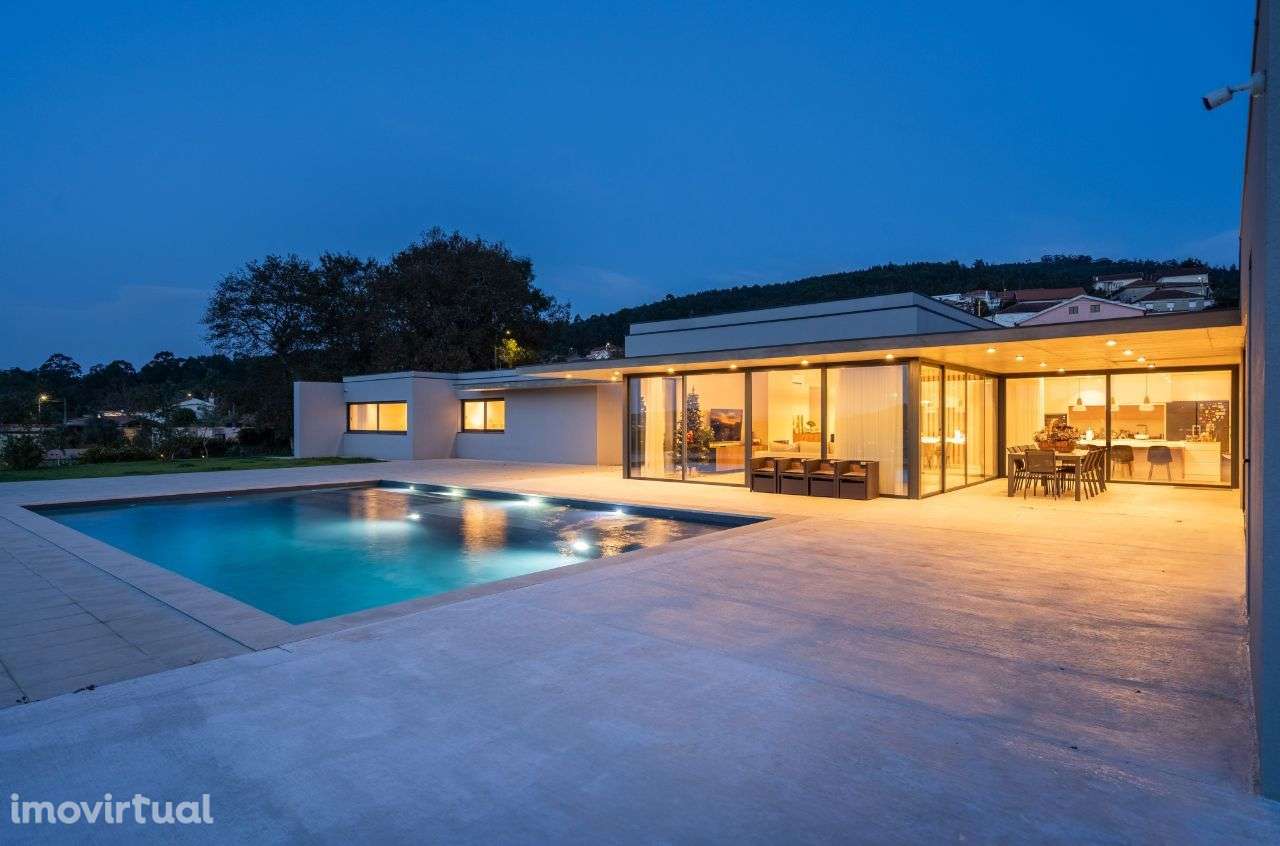 Moradia Térrea V4+1 com piscina e vistas panorâmicas - Grande imagem: 3/57