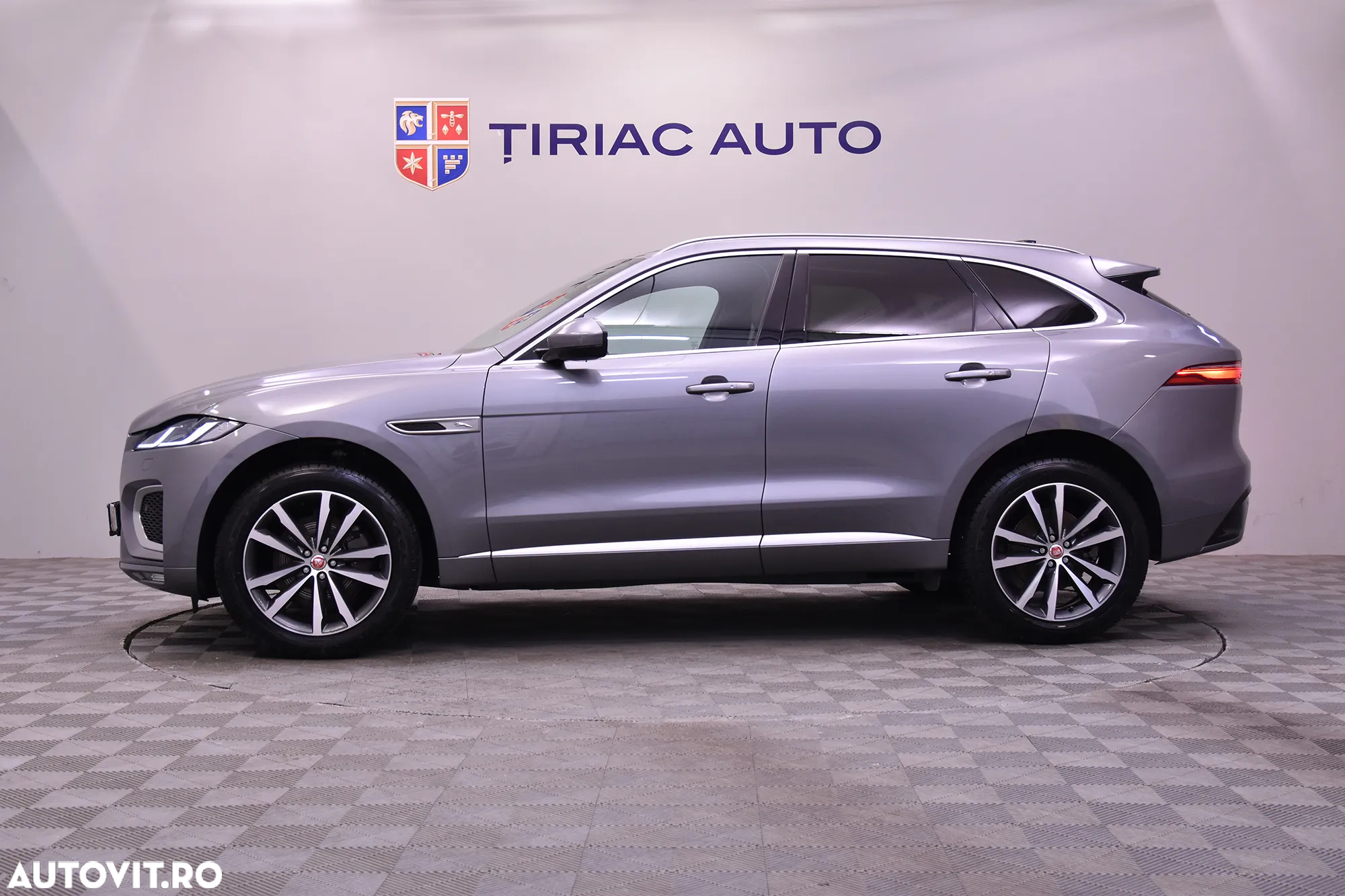Jaguar F-Pace D200 AWD R-Dynamic SE - 2