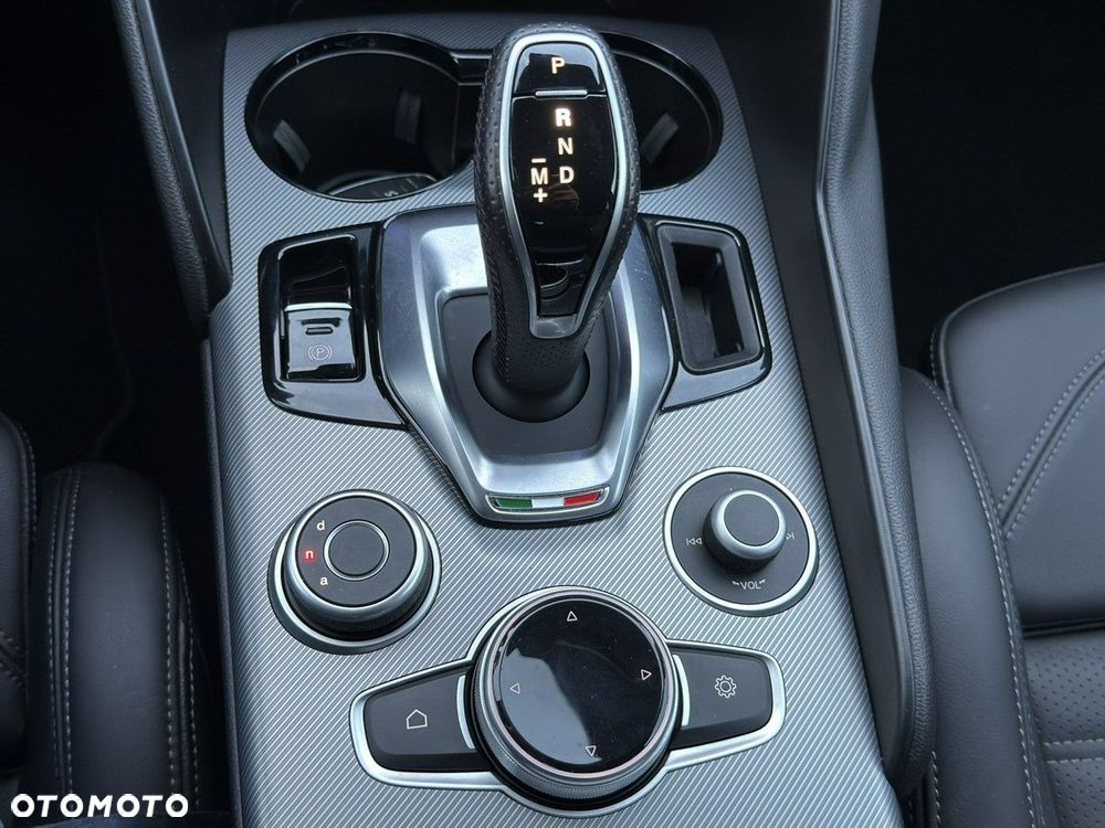 Alfa Romeo Giulia 2.0 Turbo 16V AT8-Q4 Veloce - 35