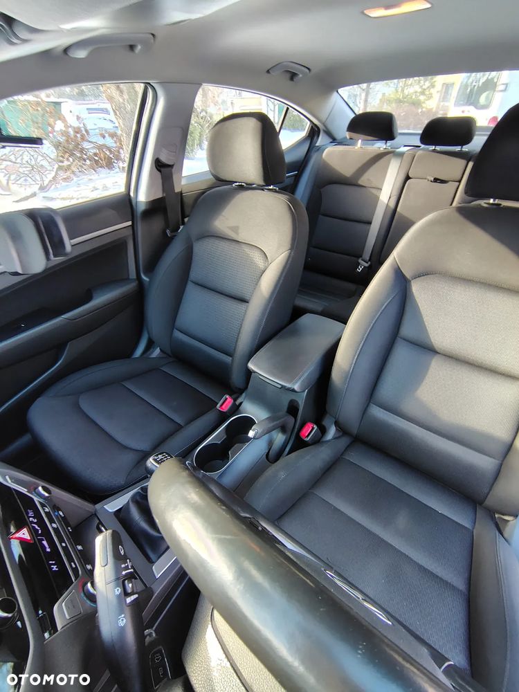 Hyundai Elantra 1.6 Comfort - 11