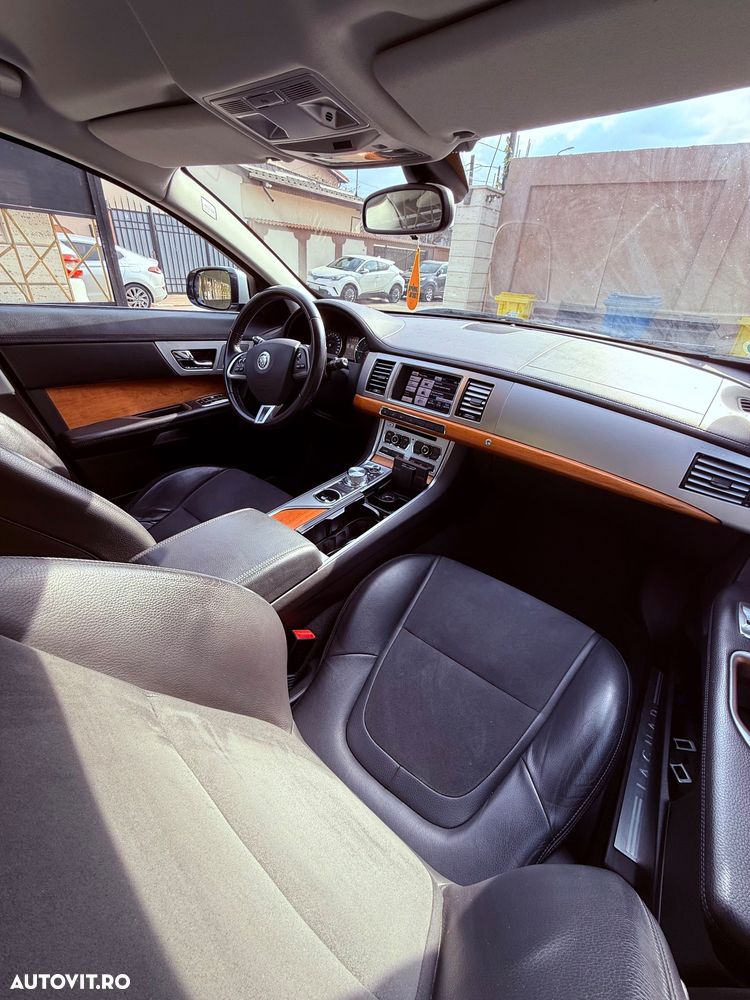 Jaguar XF 2.2D Luxury - 11