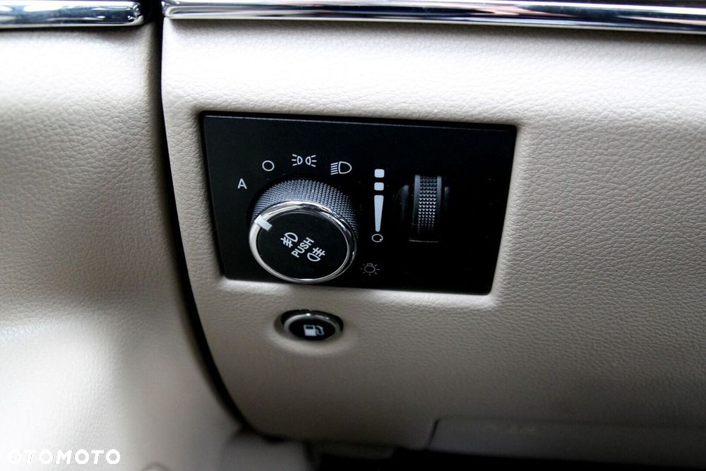 Jeep Grand Cherokee - 32