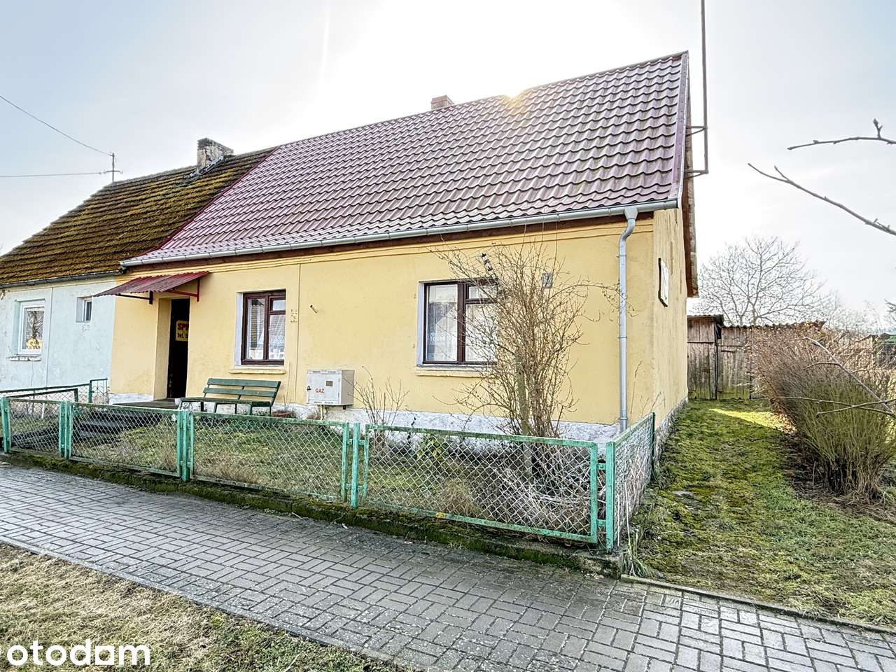 Mieszkanie (pół domu) z działką 0,144 ha, gażem, pom. gospodarczym.