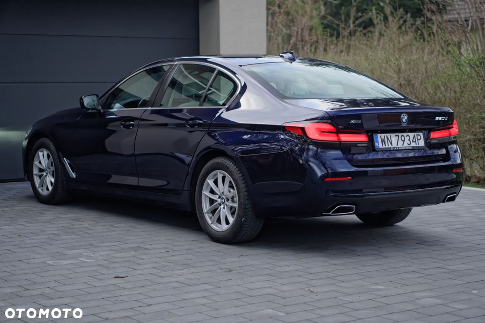 BMW Seria 5 520d xDrive - 11
