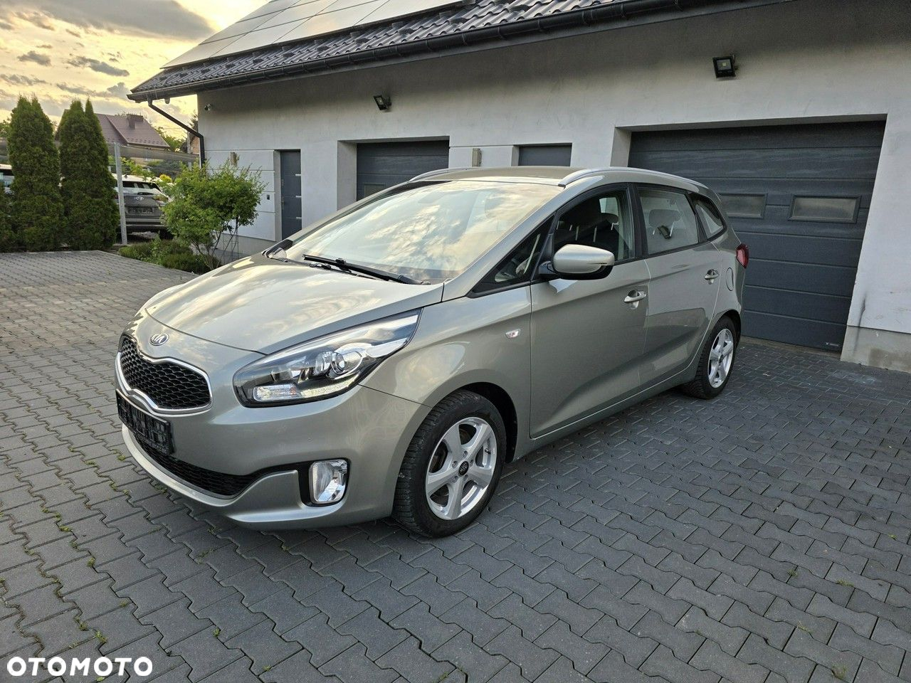Kia Carens - 3