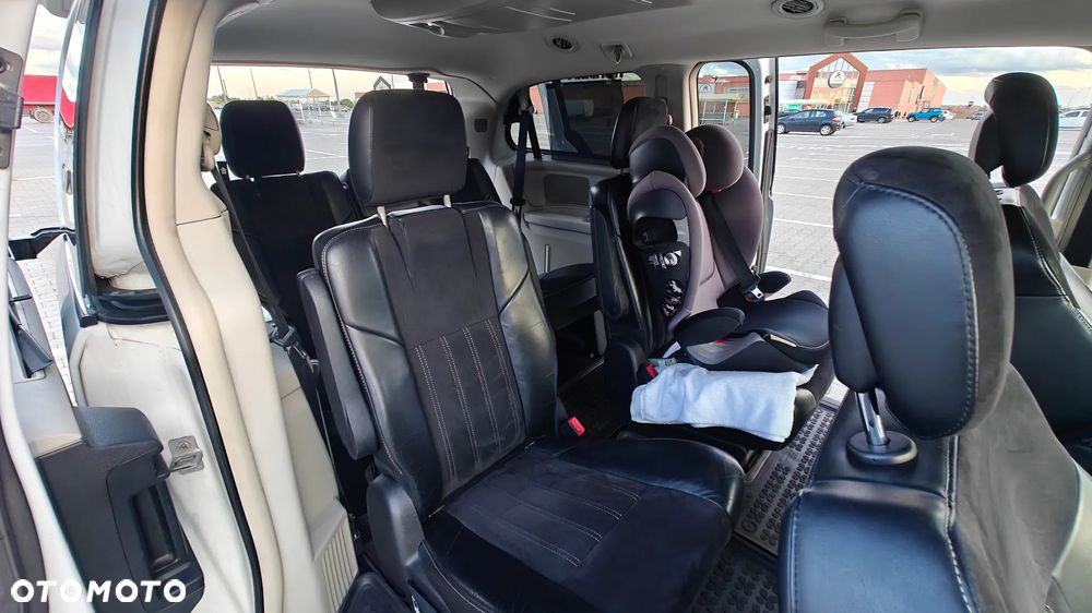 Chrysler Town & Country - 24