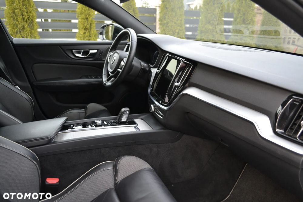 Volvo V60 B3 B R-Design - 37