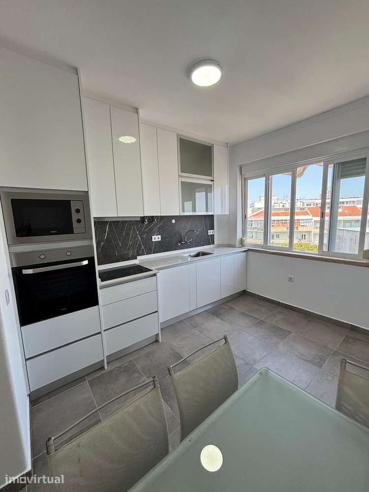 Apartamento T3 totalmente renovado e com vista mar em Paço de Arcos - Grande imagem: 2/13