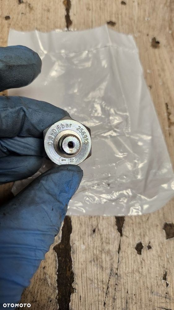 Czujnik ciśnienia oleju BRP Can-am Spyder  420256912 - 9