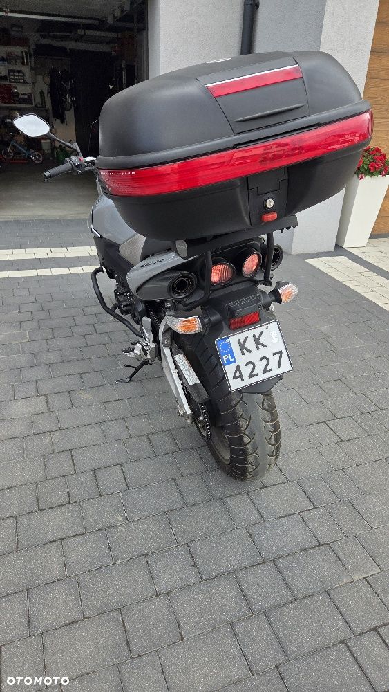 Suzuki GSR - 16