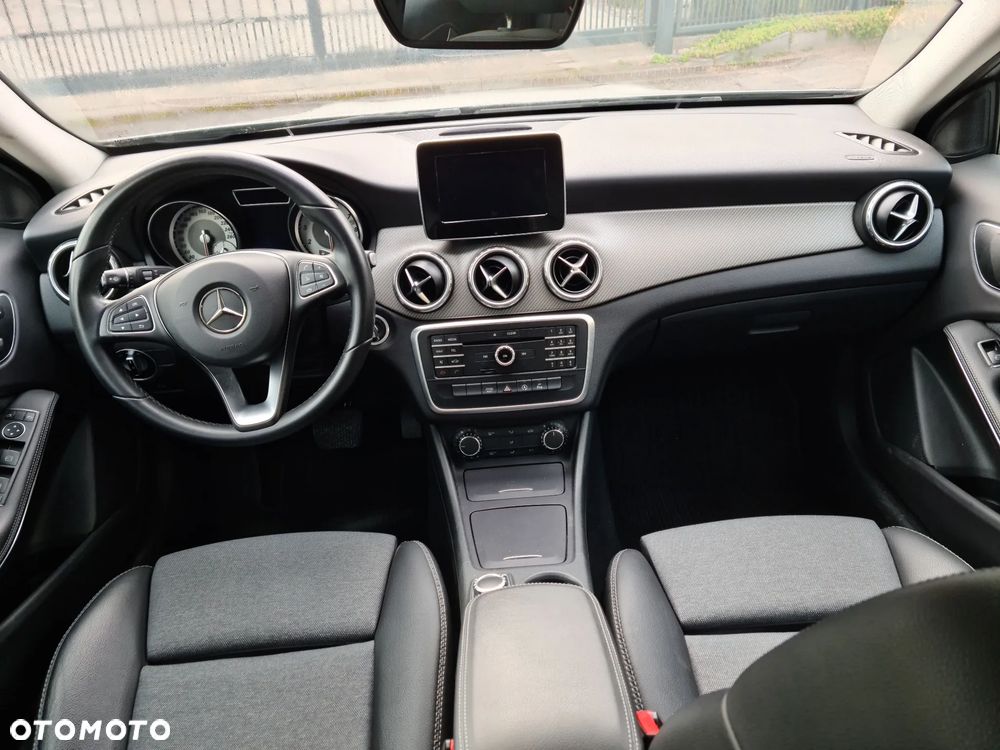 Mercedes-Benz GLA - 25