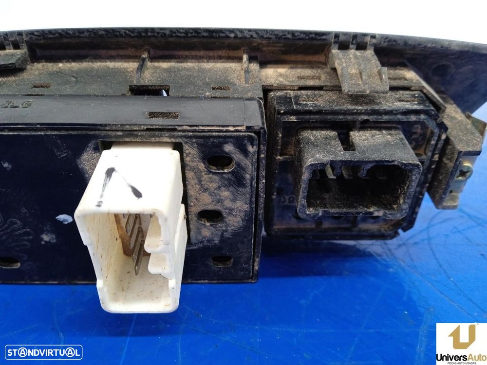 COMANDO ELEVADOR DE VIDRO FRONTAL ESQUERDO HYUNDAI COUPE 2005 -935702C500 - 2