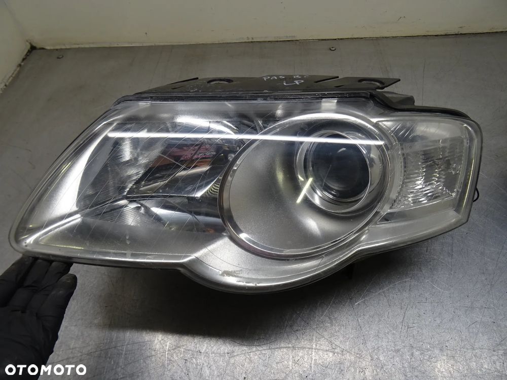 VW PASSAT B6 SEDAN 1.9 BKC LAMPA PRAWA PRZÓD PRZEDNIA - 2