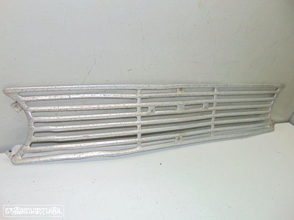 Opel Kadett - grelha frontal com necessidade de polimento - 3