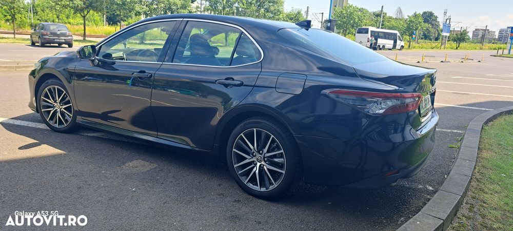 Toyota Camry Luxury - 3