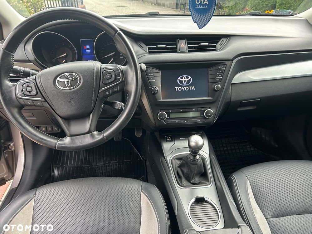 Toyota Avensis - 12