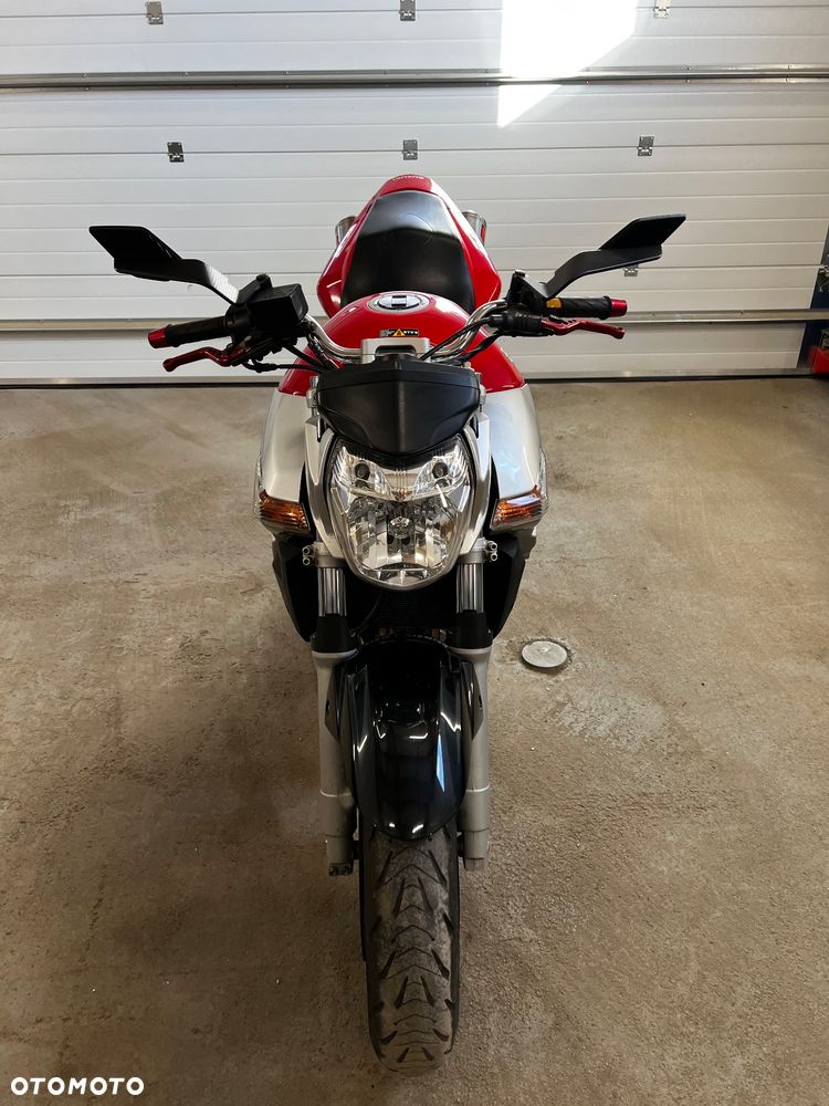 Suzuki GSR - 13