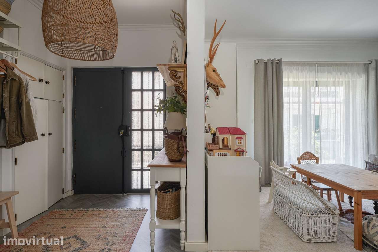 Moradia Geminada Renovada T4 em Mem Martins, com jardim, garagem e... - Grande imagem: 3/46
