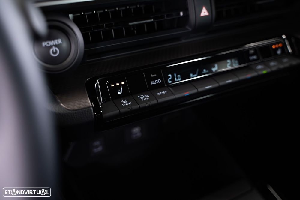 Toyota Prius 2.0 Plug-in Luxury - 35