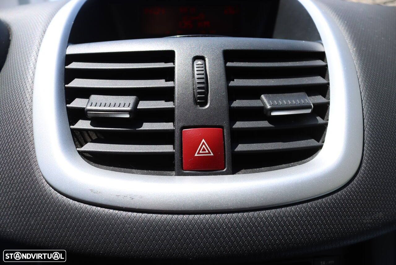 Peugeot 207 1.4 16V Trendy - 15