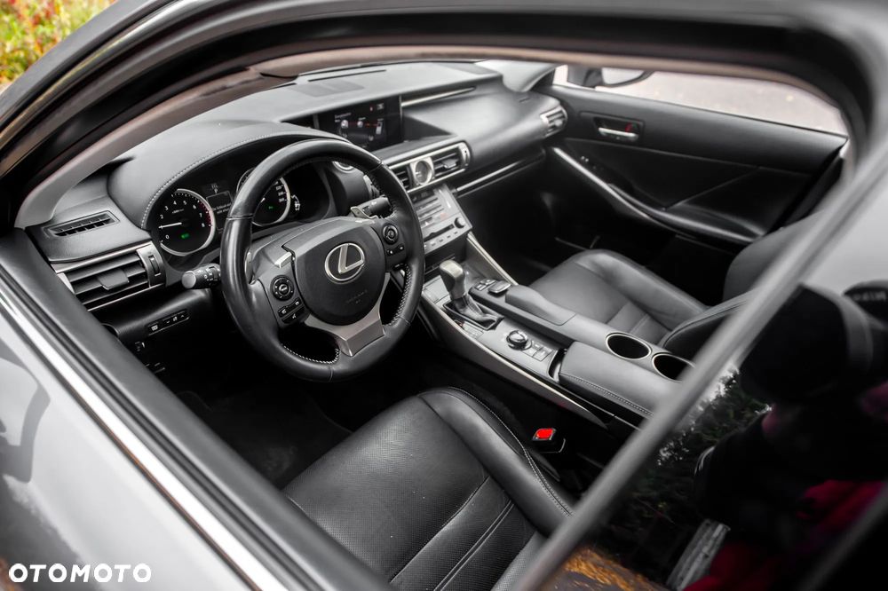 Lexus IS 300h Business Edition - 16