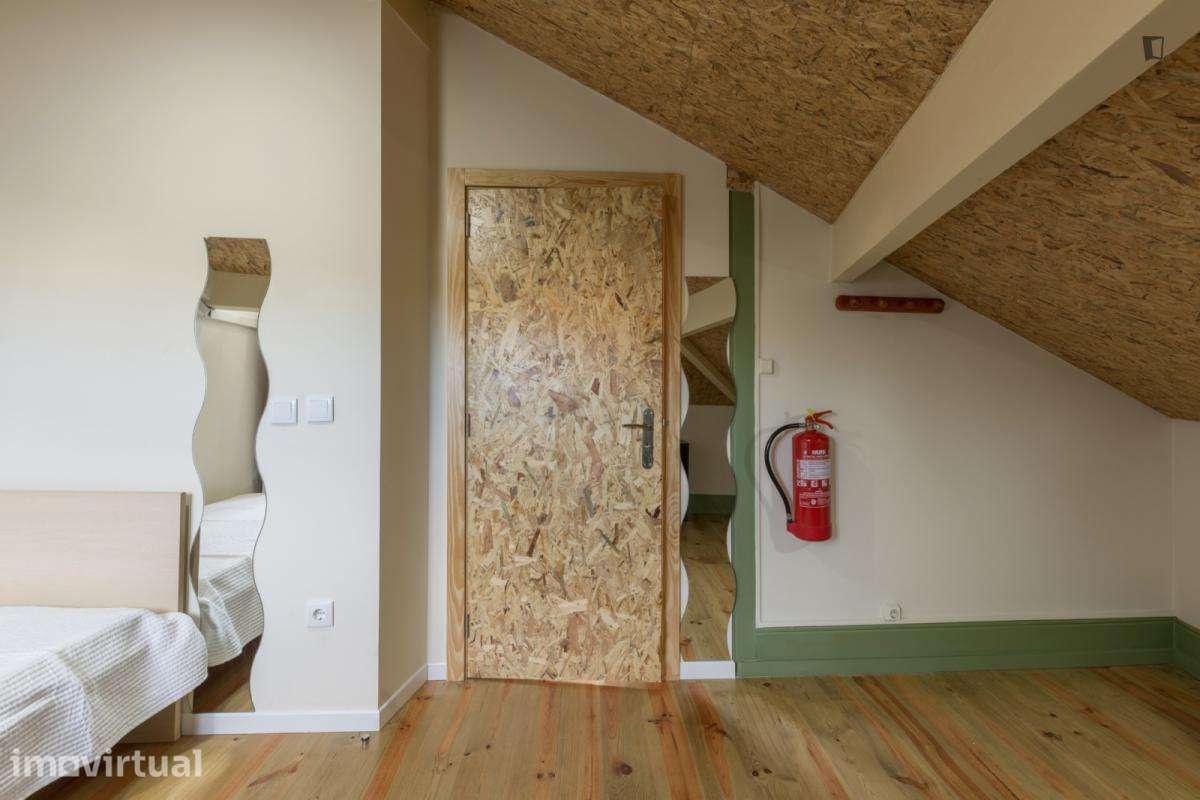 Quarto - localizado em Paranhos Porto - Grande imagem: 3/23