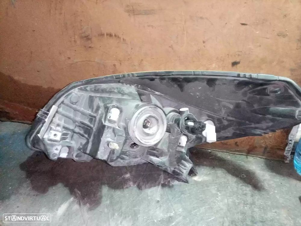 FAROL DIREITO DACIA SANDERO 2011 -2601C4793R - 1
