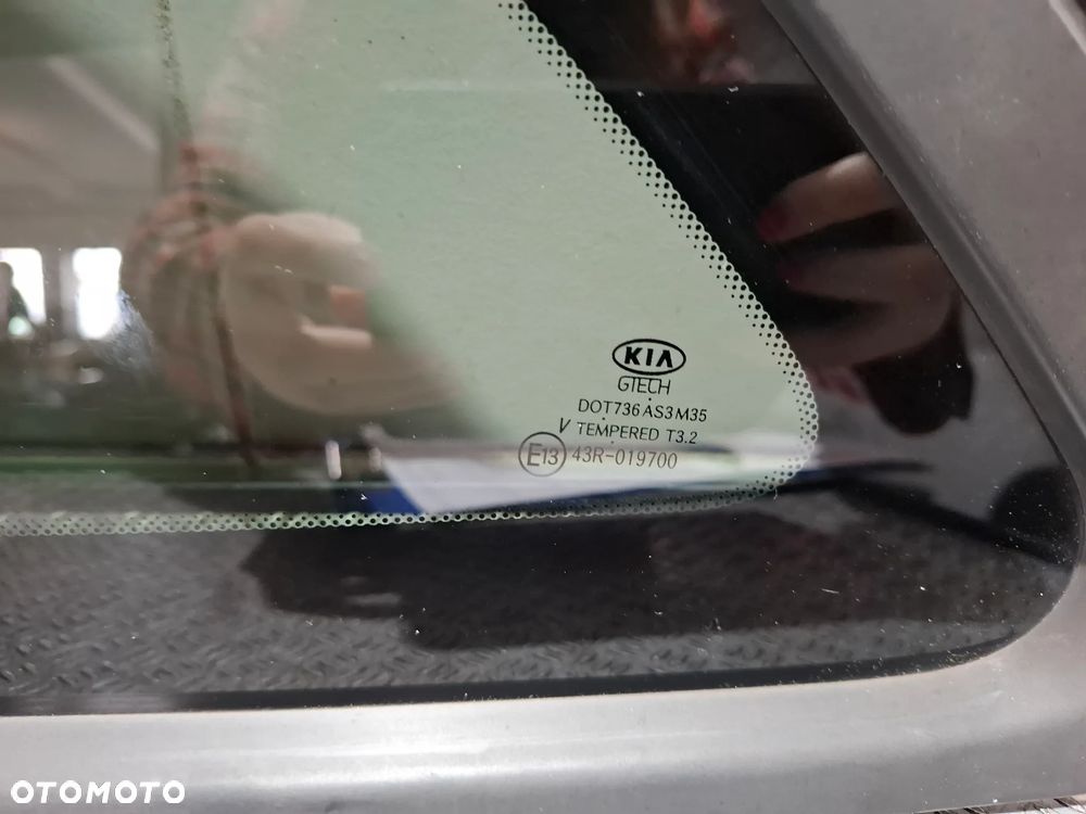 Szyba boczna lewy bok Kia Ceed Kombi 2017 rok przyciemnienie S3 - 2