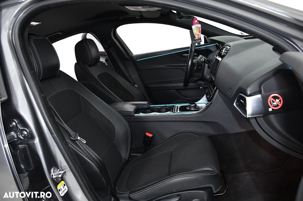 Jaguar XE 20d AWD Aut. R-Sport - 12