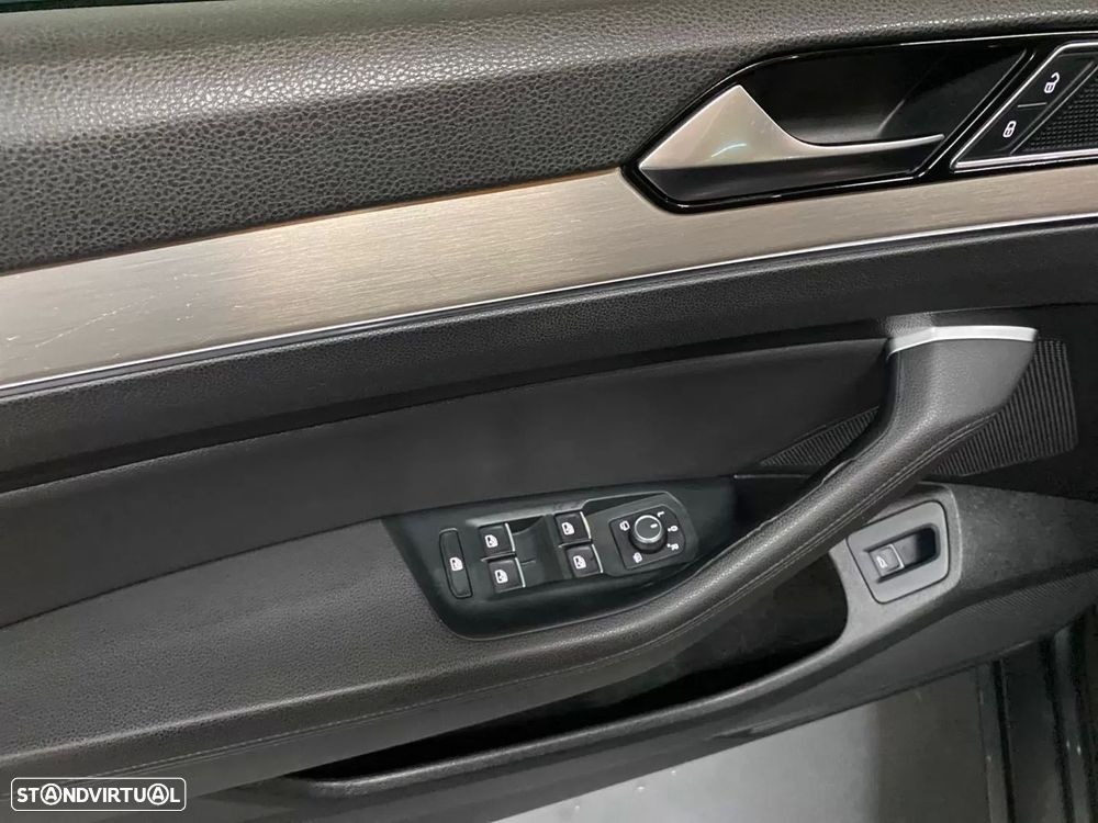 VW Passat Variant 2.0 TDi Highline DSG 4Motion - 17