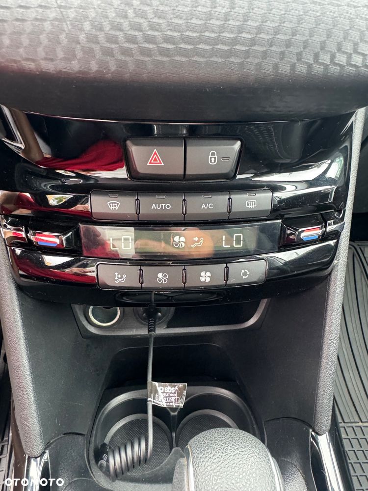 Peugeot 2008 1.2 Pure Tech Allure S&S EAT6 - 27