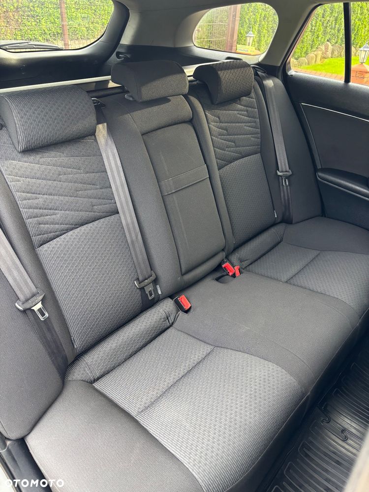 Toyota Avensis 1.8 Luna MS - 17