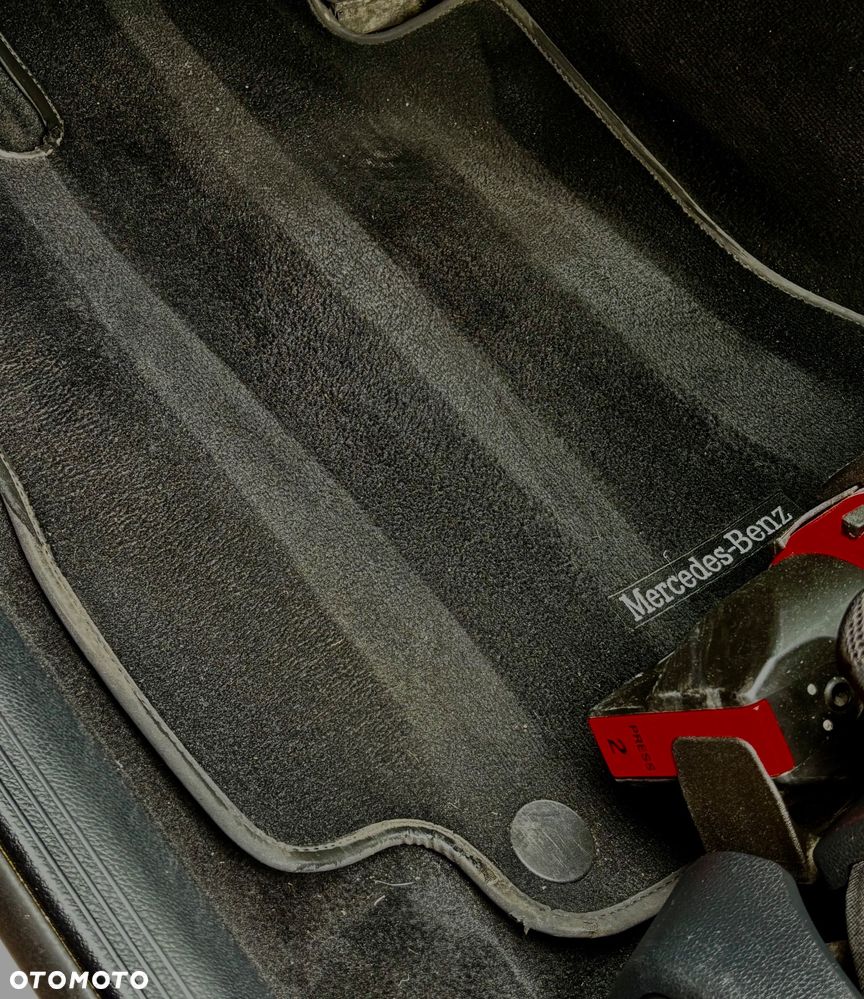 Mercedes-Benz Klasa E 220 d 4Matic 9G-TRONIC Avantgarde - 39