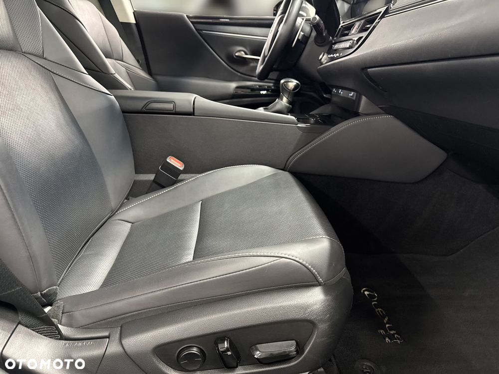 Lexus ES 300h Business Edition - 13