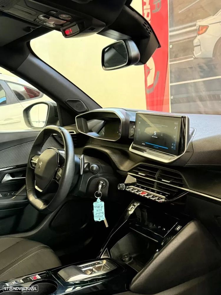Peugeot 2008 PureTech 130 EAT8 Allure — fotografia 7