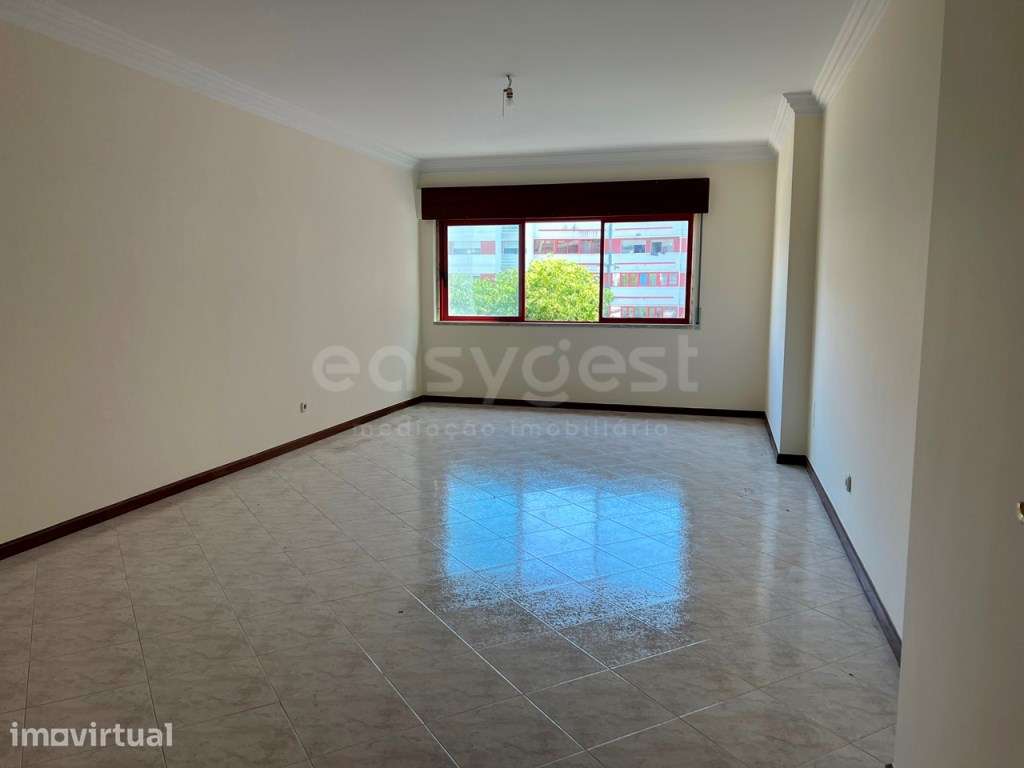 Apartamento T2 na Cavaleira com Varanda e Lugar de Estacionamento - Grande imagem: 2/22