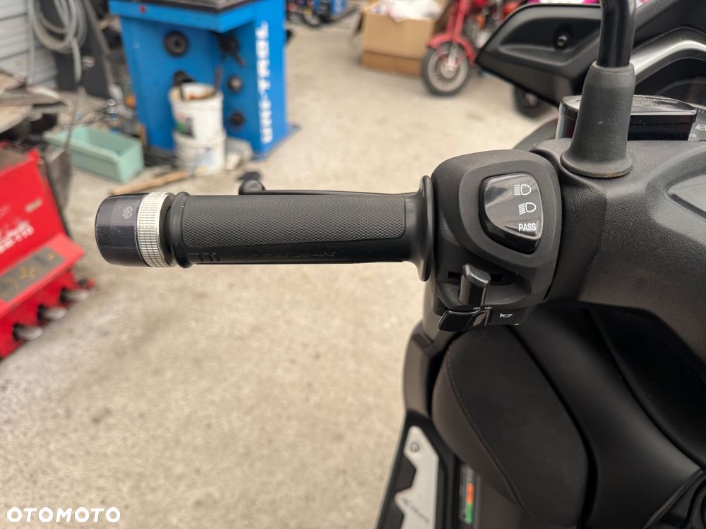 Yamaha X-max - 19