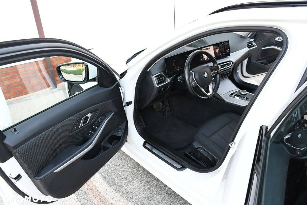 BMW Seria 3 318d mHEV - 23