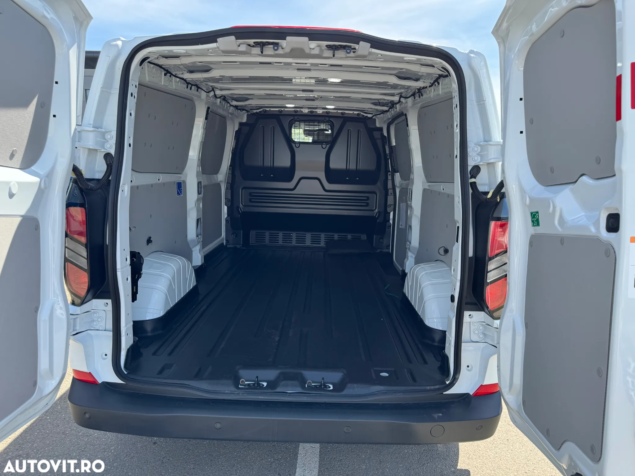 Ford Transit Custom Bus 320L 2.0 EcoBlue 136 CP 6MT L2H1 FWD Titanium - 16