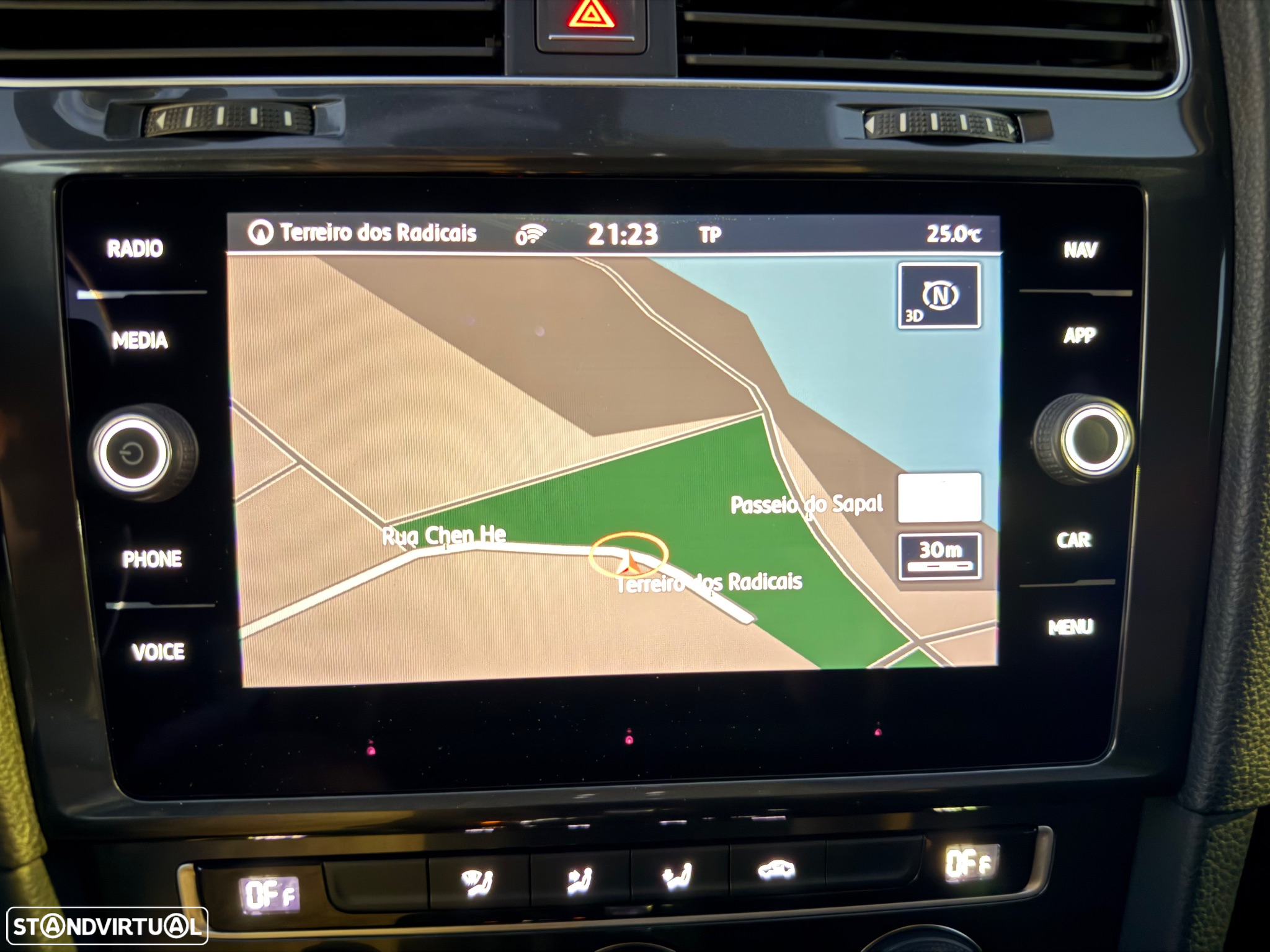 VW Golf Variant 1.6 TDi Confortline DSG - 25