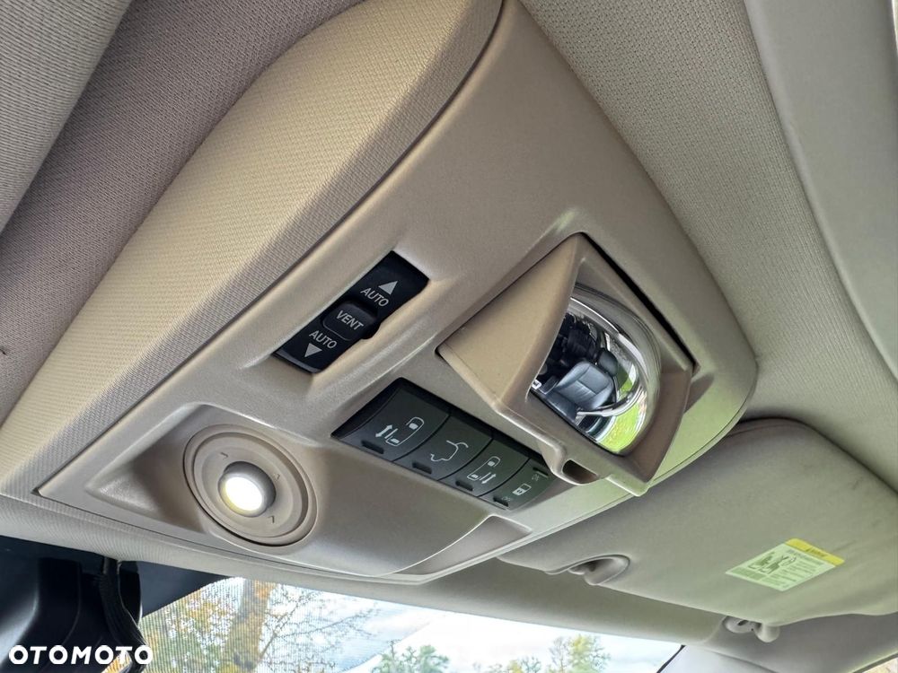 Chrysler Town & Country - 18