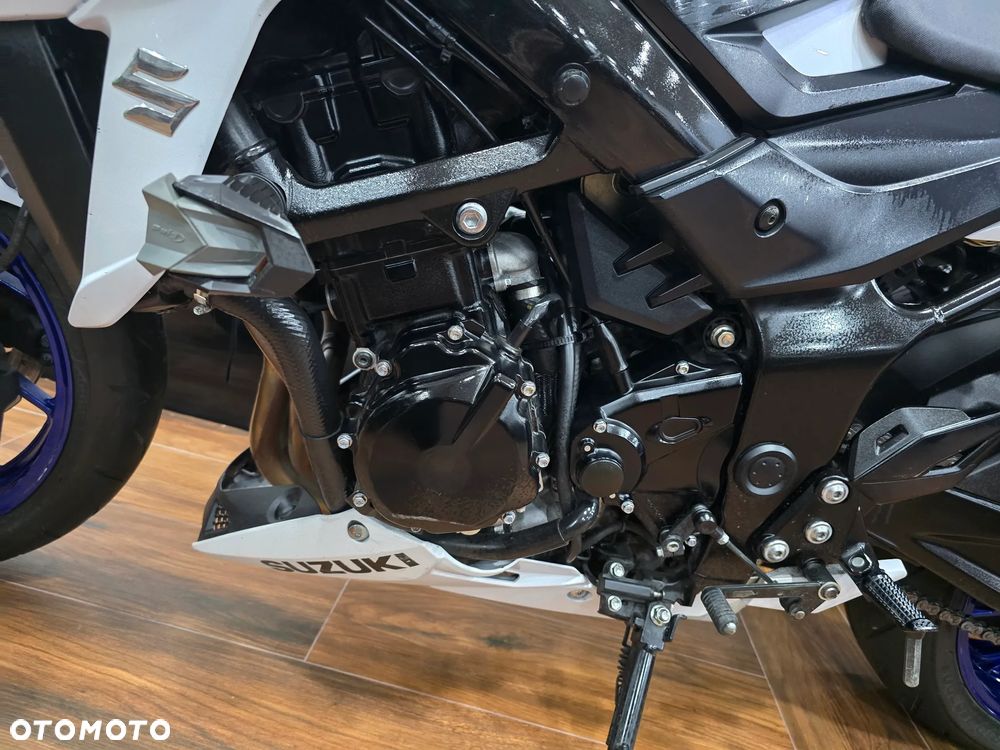 Suzuki GSX - 22