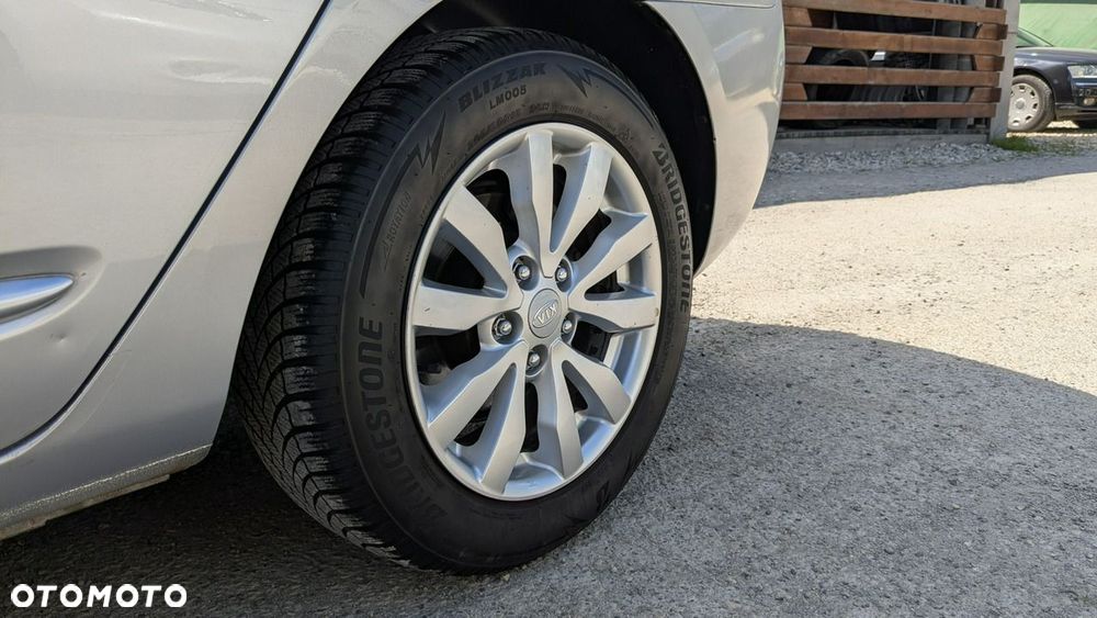 Kia Carens - 33