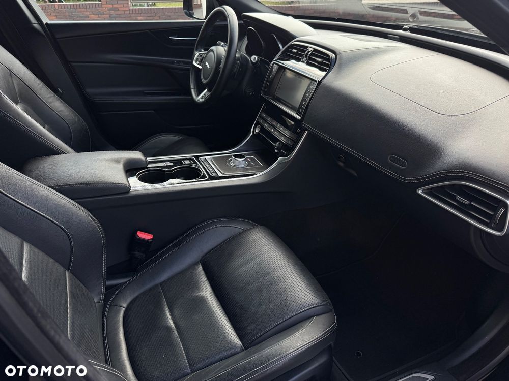 Jaguar XE D180 R-Dynamic S - 17