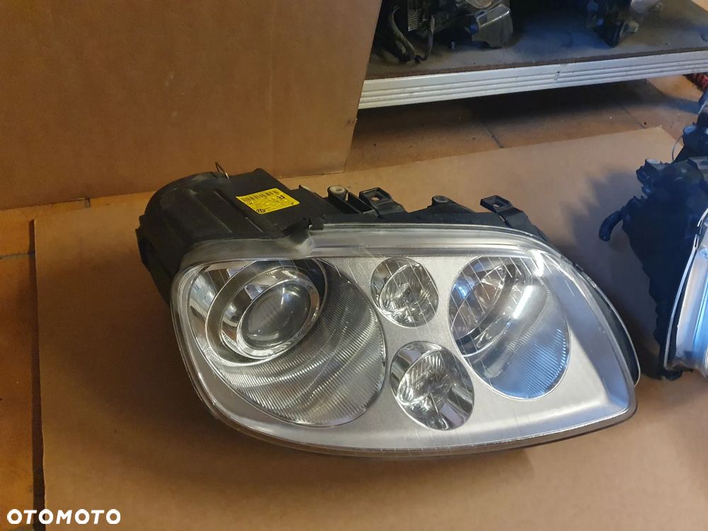 REFLEKTOR PRAWY VW TOURAN CADDY XENON - 2