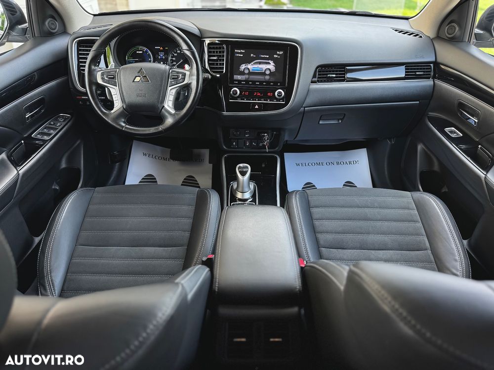 Mitsubishi Outlander 2.4 4WD Plug-In Hybrid Top - 24